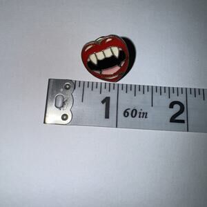 Heat Shaped Lips With Dracula Vampire Teeth Pin Brooch